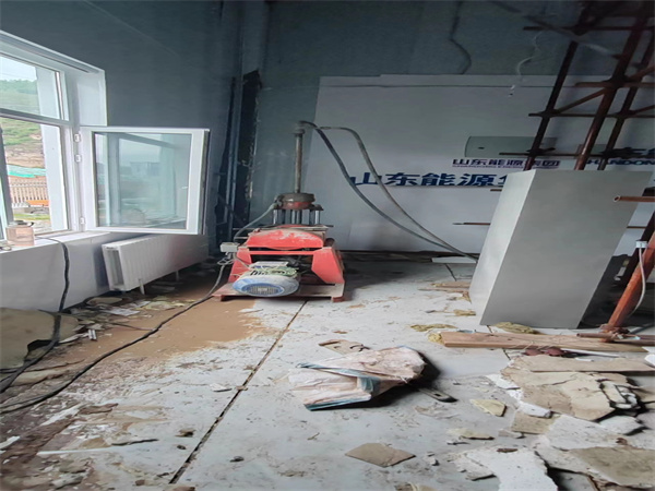 毛感乡地基基础下沉墙体裂缝加固注浆顶升施工