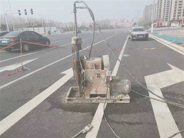 毛感乡公路路面下沉沉降开裂注浆加固施工